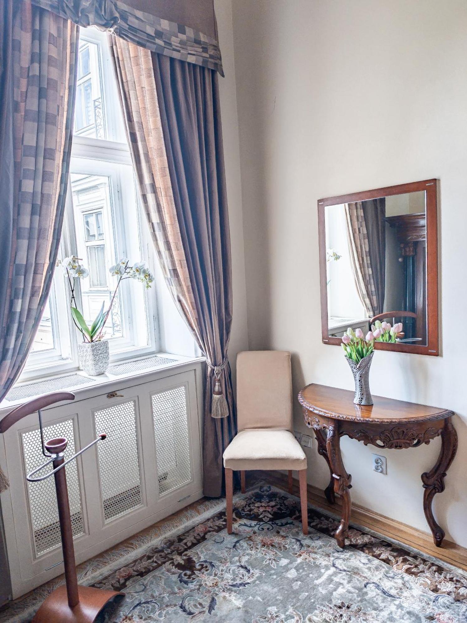 Villa With Hot-Tub, Terrace And Garden, Wenceslass Square Prague Luaran gambar