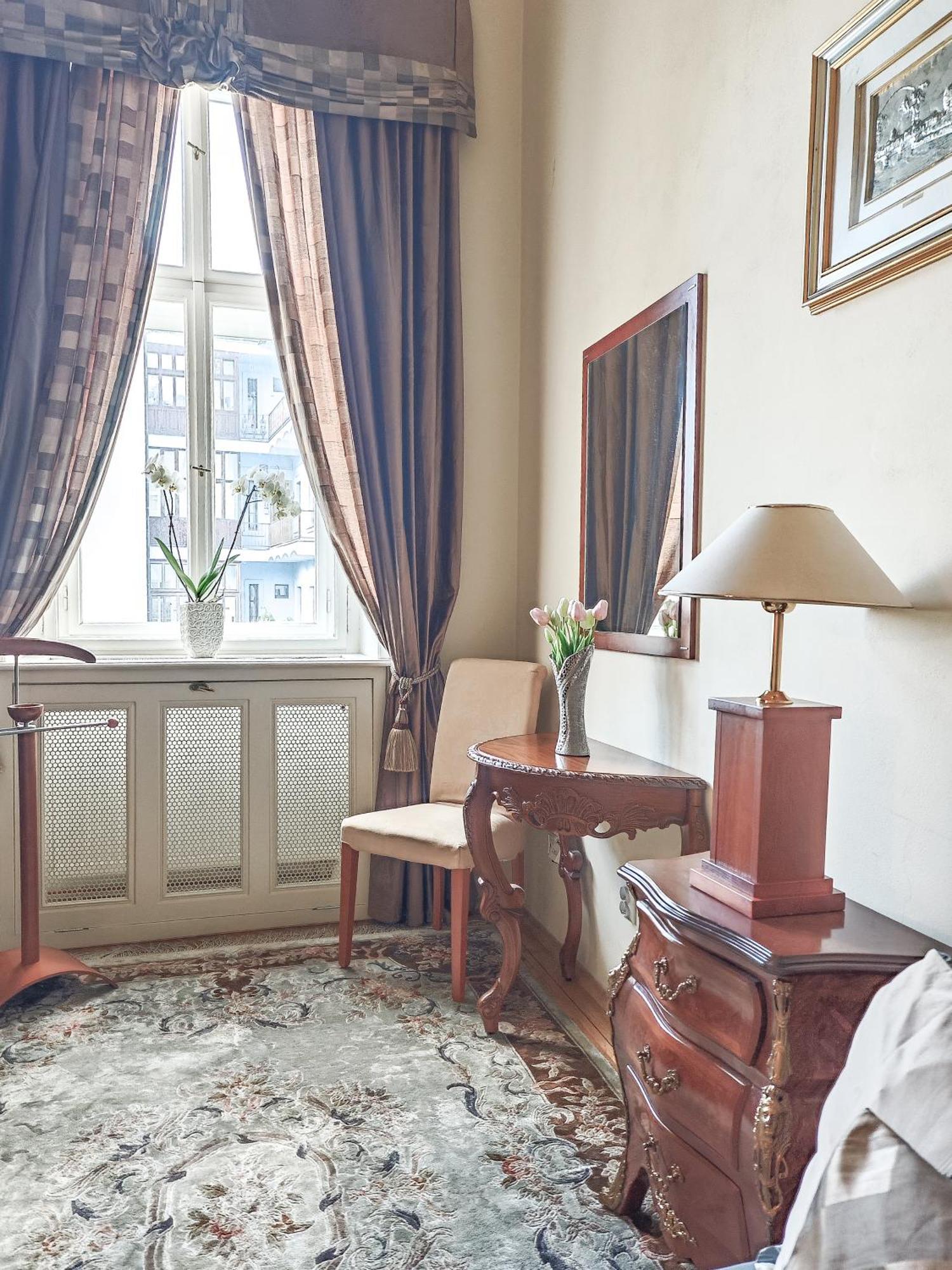 Villa With Hot-Tub, Terrace And Garden, Wenceslass Square Prague Luaran gambar